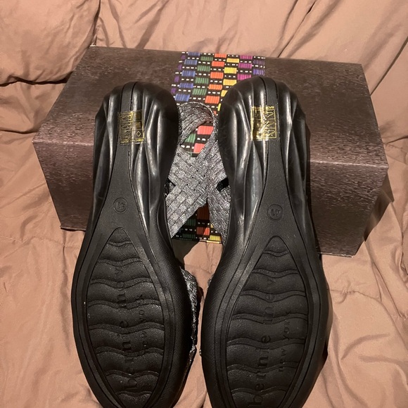 bernie mev. Black and Gray Strappy Sandals - Picture 2 of 4